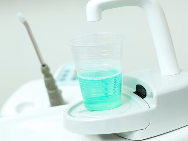 Ağız Duşu Diş İpi Kadar Etkili mi ve Kimler Kullanmalı?