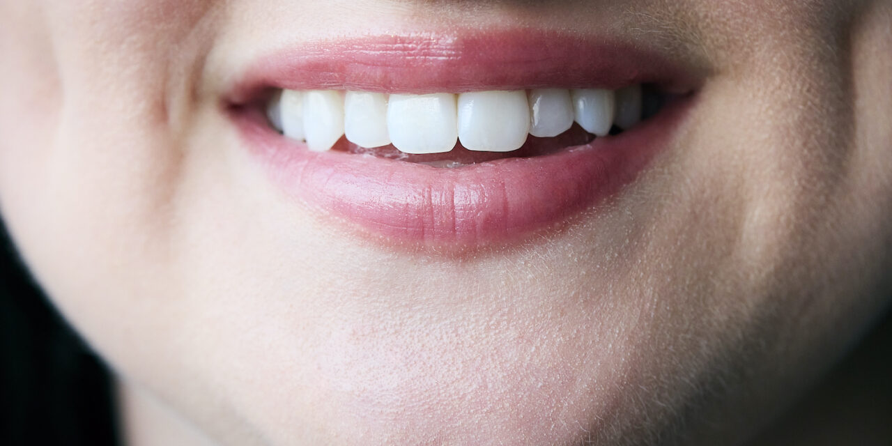 Zirkonyum ve Tam Seramik Diş Kaplama: Doğal Gülüş Tasarımında Mükemmellik ve Biyouyum