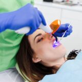 Günümüz restoratif diş hekimliğinde uygulanan inley ve onley porselen dolgular, doğal diş yapısını feda etmeden dişe eski anatomik formunu ve biyomekanik gücünü geri kazandıran en etkili koruyucu tedavi yöntemlerinden biridir.